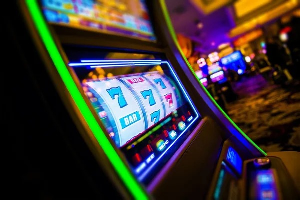 kingdomtoto alternatif platform interface showing sportsbook, live-dealer tables, and slot games